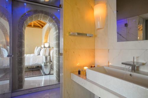 設施, 莫尼艾姆瓦西斯奢華套房酒店 (Moni Emvasis Luxury Suites) in 莫奈姆瓦夏