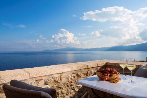 陽台/露台, 莫尼艾姆瓦西斯奢華套房酒店 (Moni Emvasis Luxury Suites) in 莫奈姆瓦夏