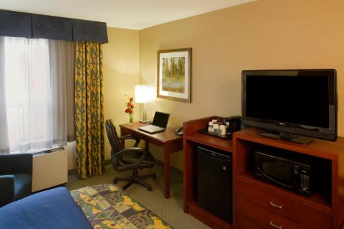 Business Room with One Queen Bed and One Double Bed - Non-Smoking