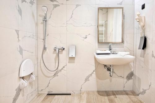 Classic Single Room with Disabled Access image 5