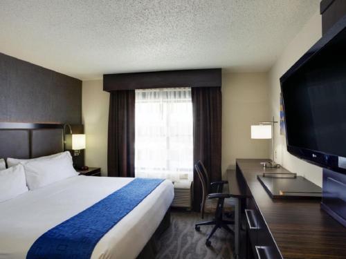 Holiday Inn Express Hotel & Suites Meadowlands Area, an IHG Hotel