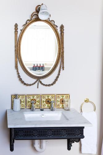 King Room with Garden View - Mary de Middlemore Spode