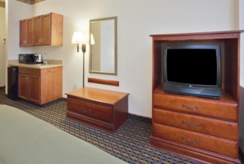 Holiday Inn Express Hotel & Suites Laurinburg an IHG Hotel - image 3