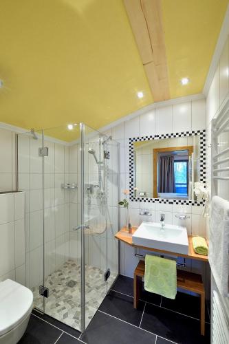 2 bedrooms, 3 beds
