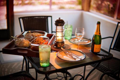 Restaurante, Hollywood Beach Suites Turks and Caicos in Whitby