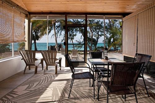 Балкон/терраса, Hollywood Beach Suites Turks and Caicos in Уитби