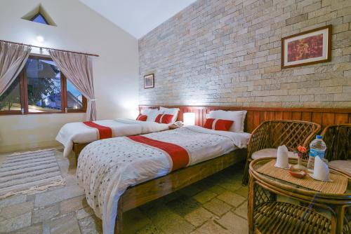 1 double bed, 1 twin bed