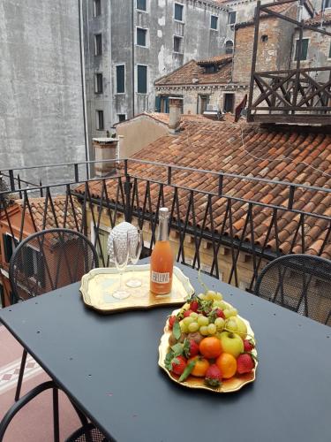 Cà Manzoni Apartment with Terrace - image 2