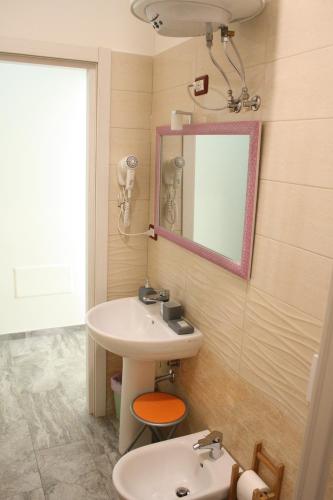 Double Room image 10