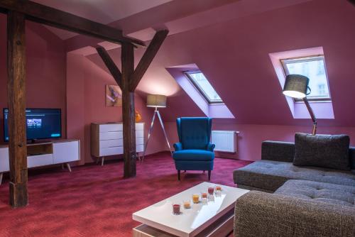 Spacious and Quiet Attic Flat in Centre, Praha