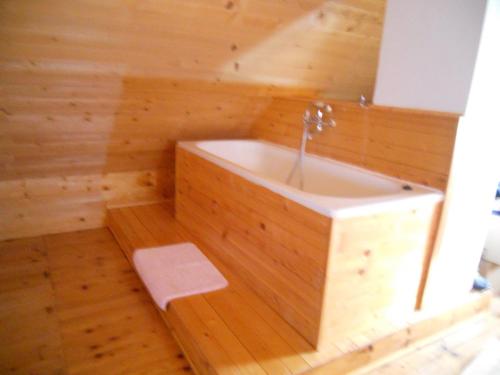 Vannas istaba, Cabin Menka in Sirogojno