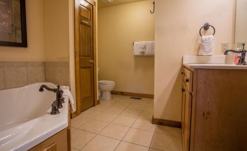 Wilderness Lodge Cabin - image 2