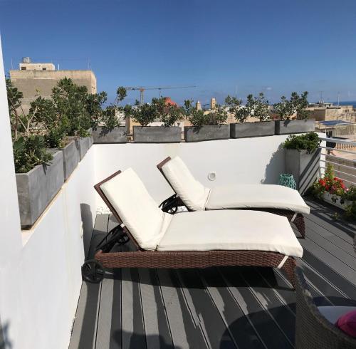 Deluxe Double Room with Balcony and Sea View image 9
