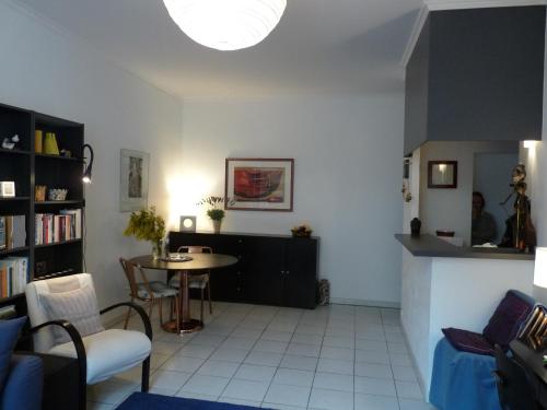 Two bed apt in the heart of Cannes Old Town easy walking distance from the Palais and beaches 785