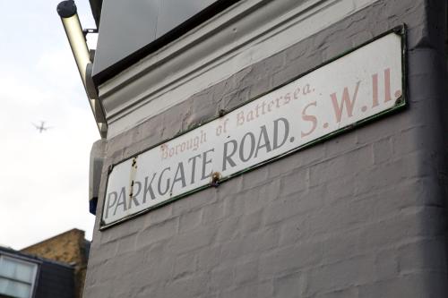 English Retro 2BR apt, moments from Battersea Park