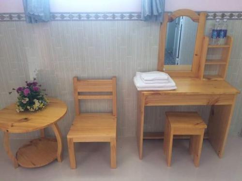 Y Thu Guesthouse Y Thu Guesthouse is conveniently located in the popular An Thoi area. The property offers a high standard of service and amenities to suit the individual needs of all travelers. Service-minded staff w