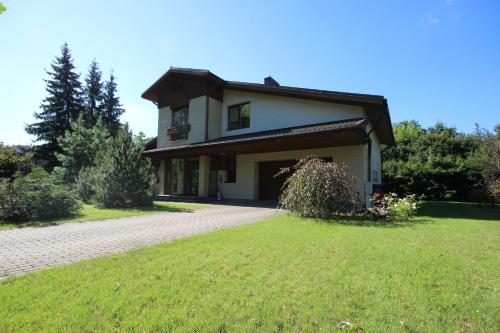 Villa EverGreen near the city center with private garden, hot tub, garage parking, patio – khách sạn tại Zverynas eldership