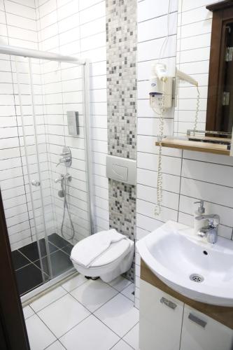 Full House Boutique Hotel - image 4