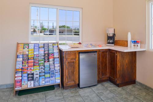 Americas Best Value Inn-Rialto - image 6