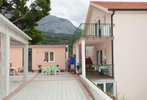Apartments and rooms with parking space Tucepi Makarska - 13056 Donje Rašćane