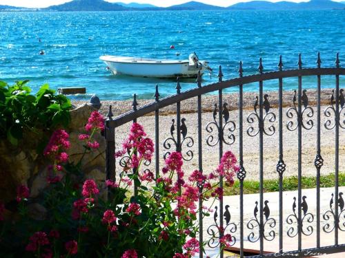 Apartments by the sea Pirovac Sibenik - 13275 