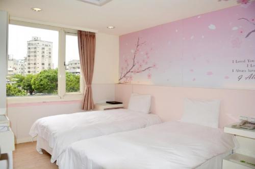 Standard Twin Room image 8