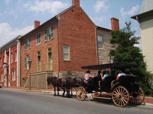 A B&B at Llewellyn Lodge – Lexington, VA
