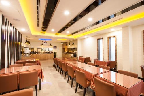Restaurant, 富士都商務汽車會館 台南市旅館308號 in Rende District