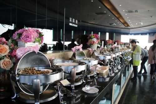 Food and beverages, Zhengzhou Yuehai Hotel near Erqi Strike Monument Tower