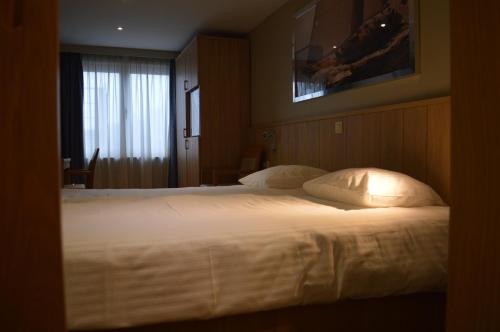 Comfort Room with Bathtub  image 3