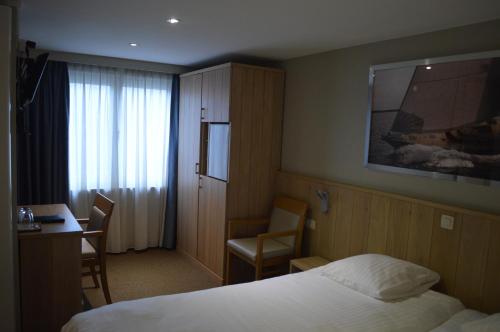 Comfort Room with Bathtub  image 5