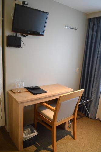 Comfort Room with Bathtub  image 8