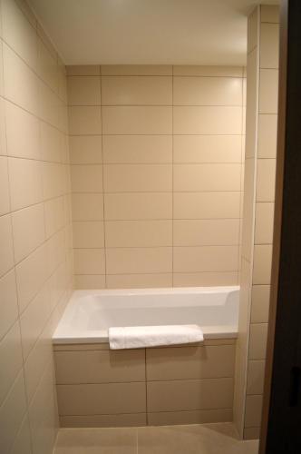 Comfort Room with Bathtub  image 9