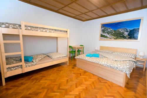 1 queen bed, 1 bunk bed