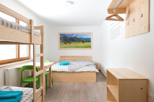 1 queen bed, 1 bunk bed