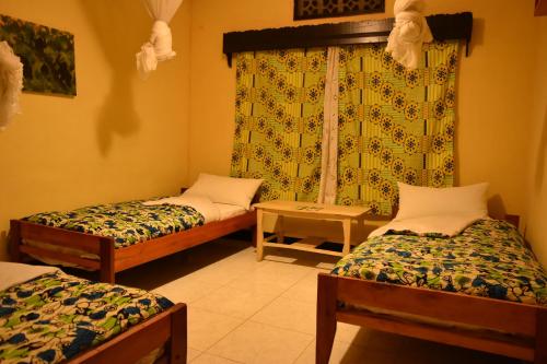 3 twin beds