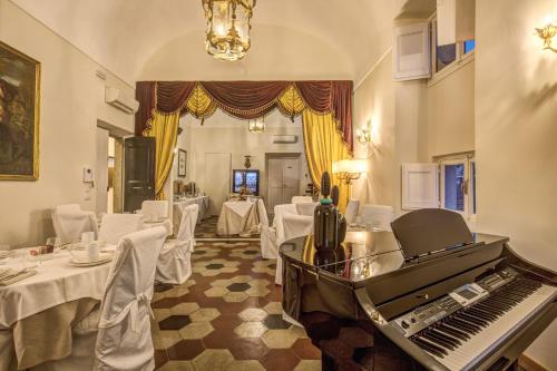 Shared lounge/TV area, Eitch Borromini Palazzo Pamphilj in Navona