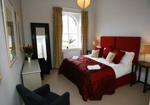 Parliament Sq (apt 15) Royal Mile - image 7