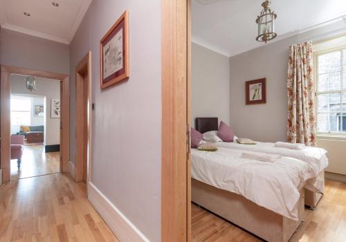 Parliament Sq (apt 3) Royal Mile - image 6