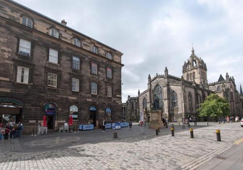 Parliament Sq (apt 15) Royal Mile - image 9