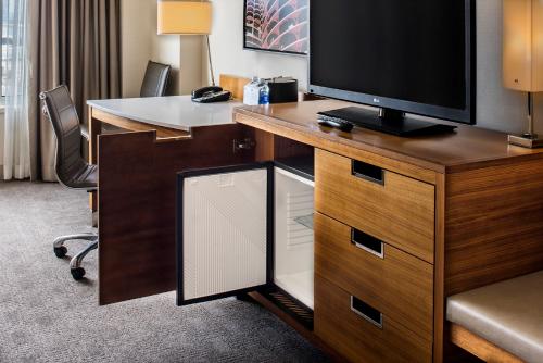 Hyatt Regency McCormick Place Chicago Room Type - Deluxe King Room
