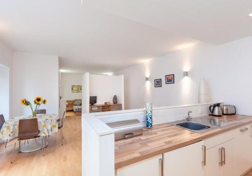 The Edmonstone's Close Residence - image 8