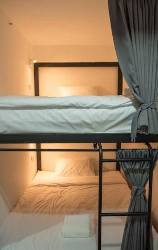 HOLY SHEET Hostel