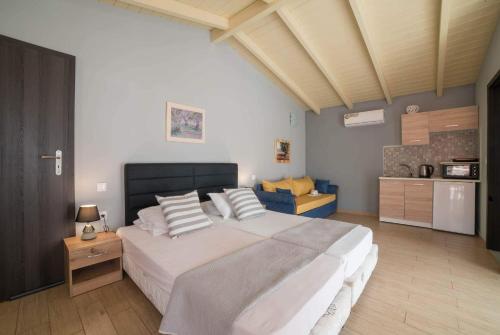 2 twin beds, 1 sofa bed