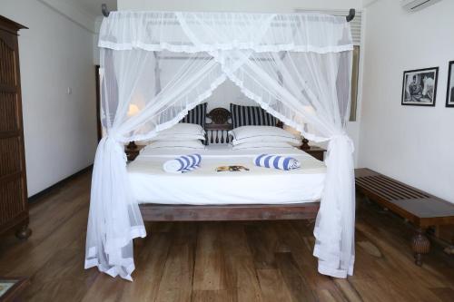Deluxe Double Room with Sea View and Balcony image 1