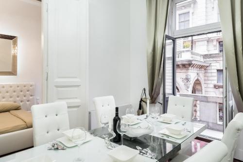 Opera Balkony Luxury Apartment with free parking - image 2