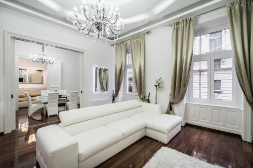 Opera Balkony Luxury Apartment with free parking - image 3