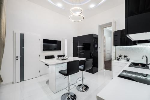 Opera Balkony Luxury Apartment with free parking - image 5
