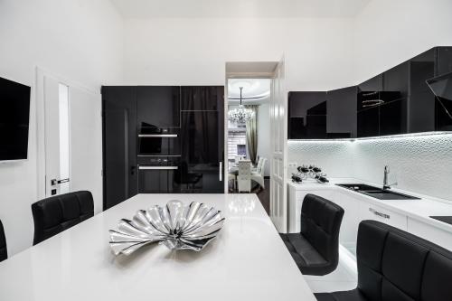 Opera Balkony Luxury Apartment with free parking - image 8