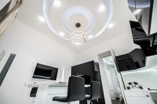 Opera Balkony Luxury Apartment with free parking - image 9